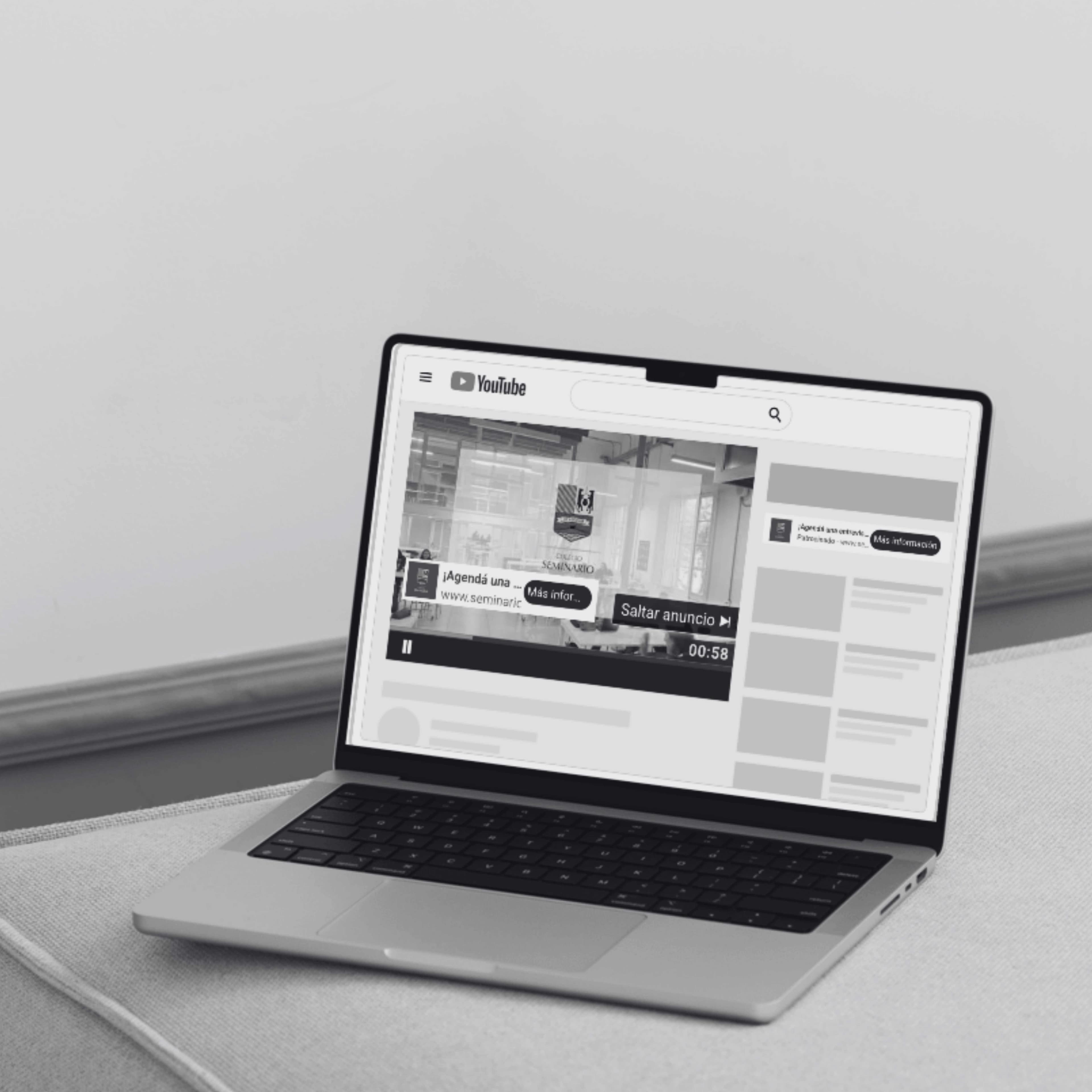 Laptop mostrando un anuncio publicitario en video